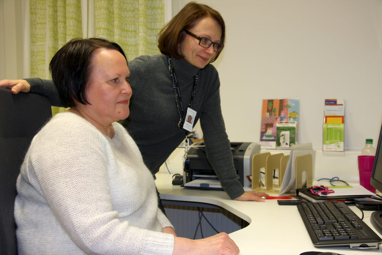 Riitta Ruottinen tarkistaa Liisa Mettovaaran kanssa, että seniorineuvola on valmis ottamaan vastaan liminkalaisia asiakkaita.