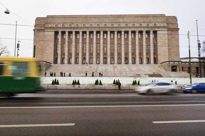 Eduskuntatalon yli kaksivuotinen peruskorjaus on saatu päätökseen. Suomalaisesta graniitista tehty eduskuntatalo on tyyliltään 1920-luvun klassismia. Ylös pääsisäänkäynnille johtaa 46 porrasta. Kuvat: Emilia Kangasluoma