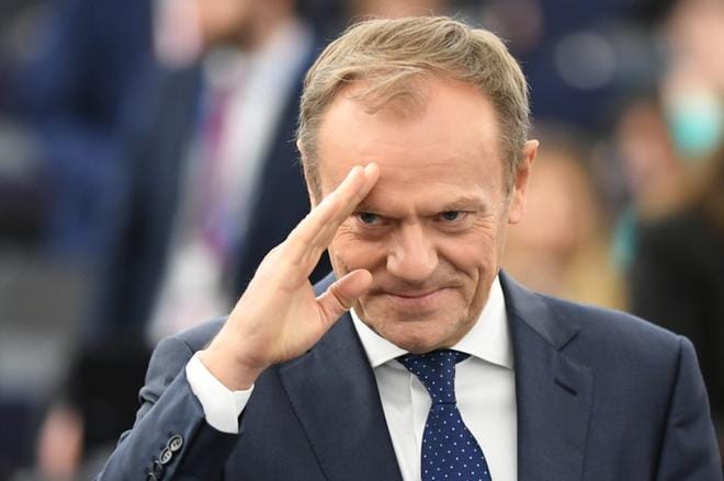 Eurooppa-neuvoston puheenjohtaja Donald Tusk antaisi brexitille vuoden lisäaikaa.