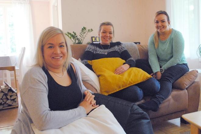 Henna Raiski (vas.), Elina Latvanen ja Hanna Vainionpää ovat Aarreranta Oy:n palkitut yrittäjät. KUVA: EEVA-LIISA KULJU