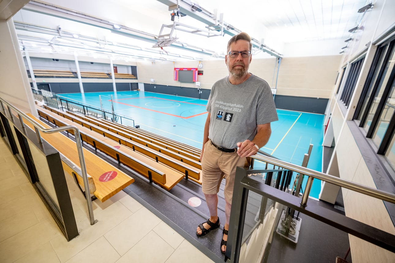 – Tämä halli täyttyy viikonloppuna shakin pelaajista, toteaa Seinäjoen shakkikerhon puheenjohtaja Jouko Viljanen uimahalli-urheilutalon palloiluhallissa.