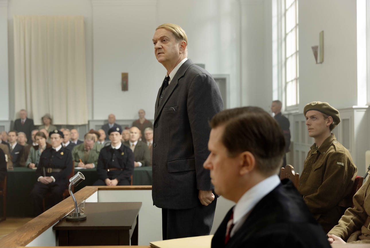 Vidkun Quisling (Gerd B. Eisvold) julistaa asiaansa oikeudessa.