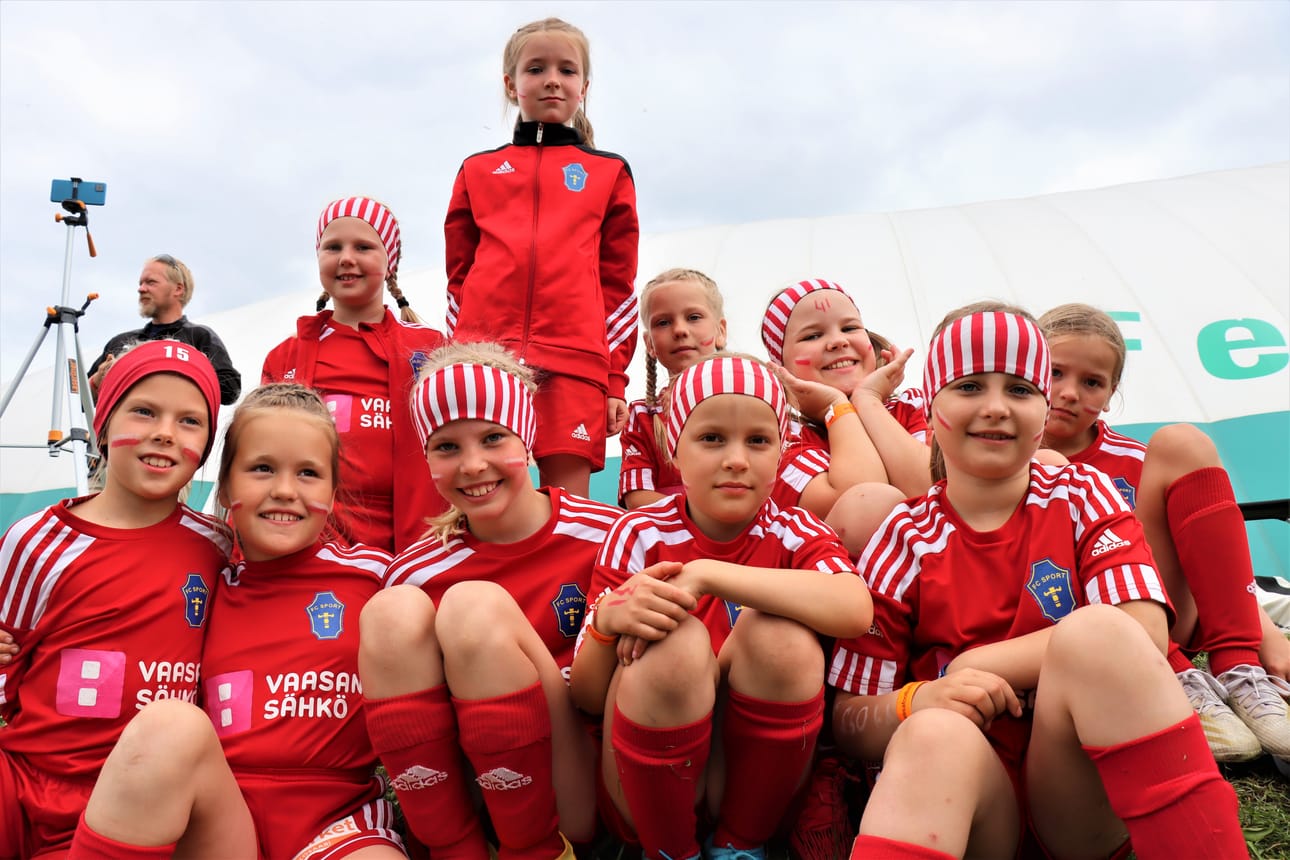 Vaasalaisen FC Sportin juniorit tsemppasivat sunnuntaina päättyneessä Wasa Footballcup -jättiturnauksessa railakkaasti itseään ja muita.