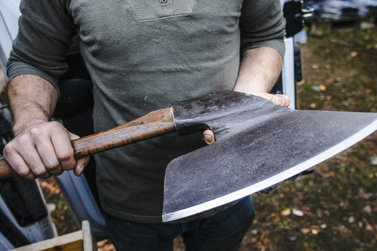 John Gibbonsia viehättää kirveellä veistämisessä sen vaikeus. Monien nykyajan sähköisten työkalujen käyttö ei hänen mukaansa vaadi juurikaan taitoa. Pelkkakirveen kanssa on oltava tarkkana, jotta sitä ei iske sääreensä.