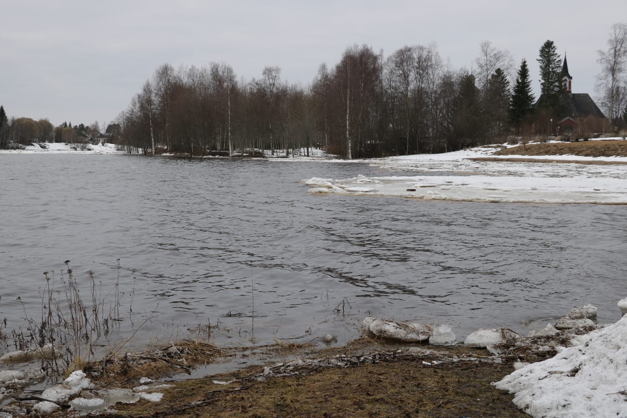 Väinölänrannassa vettä on joen äärilaitoja myöten, mutta uhkaa nousemisesta tai jääpadoista ei ollut ainakaan sunnuntaina aamupäivällä.