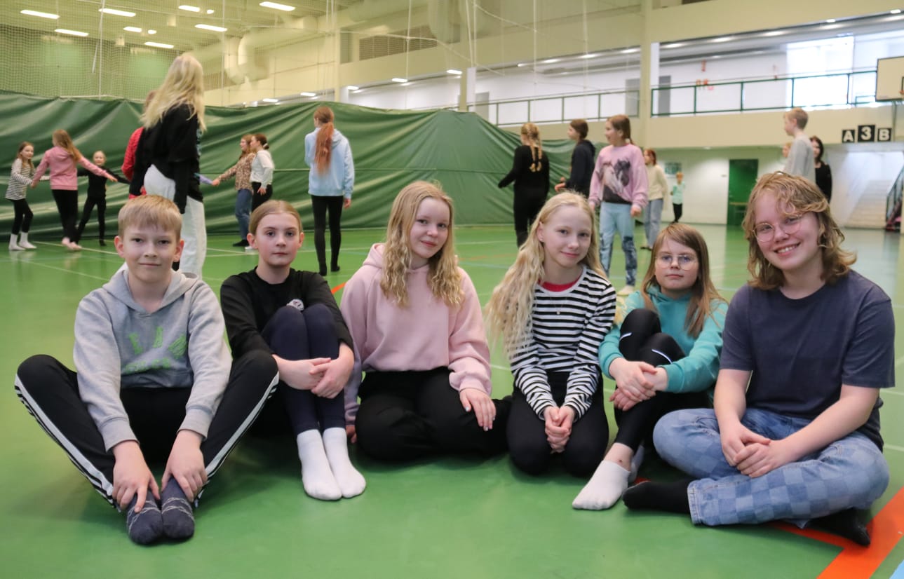 Kauhavan parlamentin puheenjohtaja Mikko Ylihärsilä ja sihteeri Manna Ylinen, Lapuan parlamentin puheenjohtaja Linnea Saari, sihteerit Jenna Lemponen ja Emma Ylikarhu sekä varapuheenjohtaja Timna Pihlajamaa toivat esiin huolensa koulukiusaamisesta.