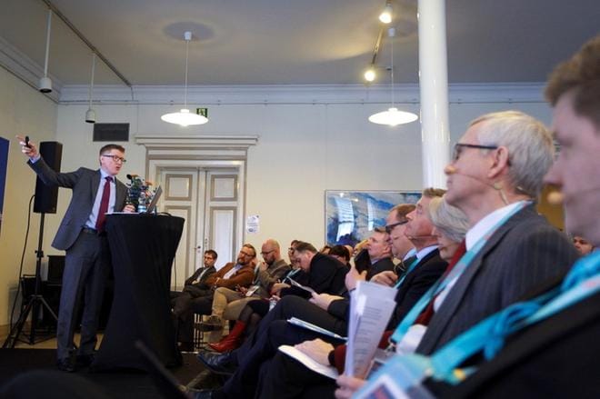 Kanadan suurlähettiläs Jason Tolland kertoi Vaasan kaupungintalolle kokoontuneelle yleisölle maansa energiantuotannosta ja siihen liittyvistä haasteista. Yhdysvallat on suuri kauppakumppani.KUVAT: PAULA KASKIMAA