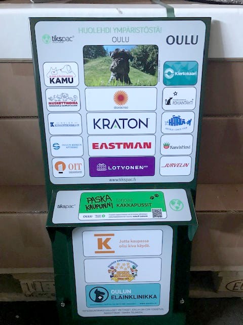 Näistä telineistä voi hakea koirankakkapusseja.