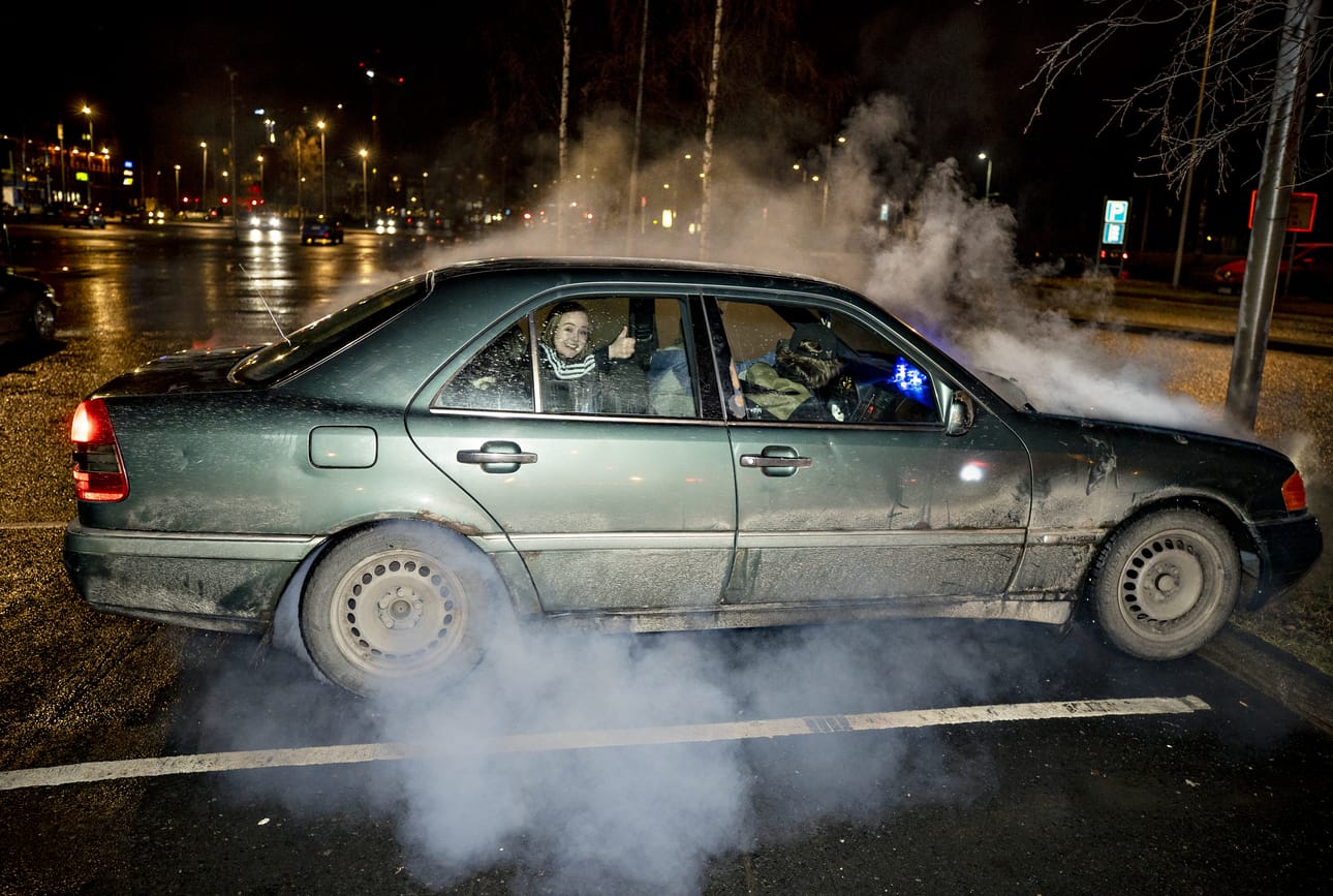 Raksilan automarkettien pysäköintipaikat ovat nuorison suosima kohtaamispaikka, jonne tullaan autoilla.