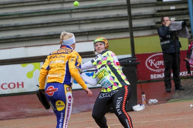 Saara Suomalainen löi SMJ:lle tasoitusjuoksun avausjaksolla. Kuva: Jaakko Elenius