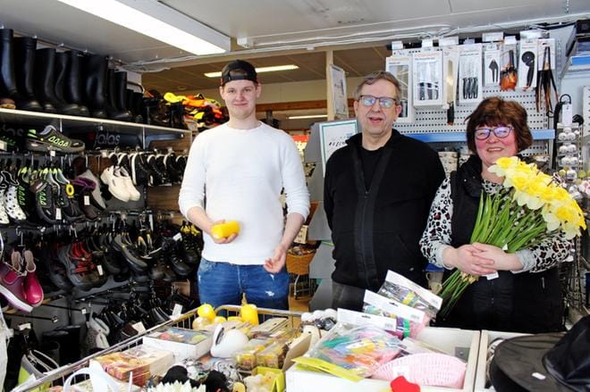 Maija Takalalla oli sylissään kimppu pääsiäiskukkia. Pääsiäistavaroiden äärellä seisoivat lisäksi Leo Takala ja perheen kuopus Ilari Takala. KUVA: TARJA RIIHIMÄKI