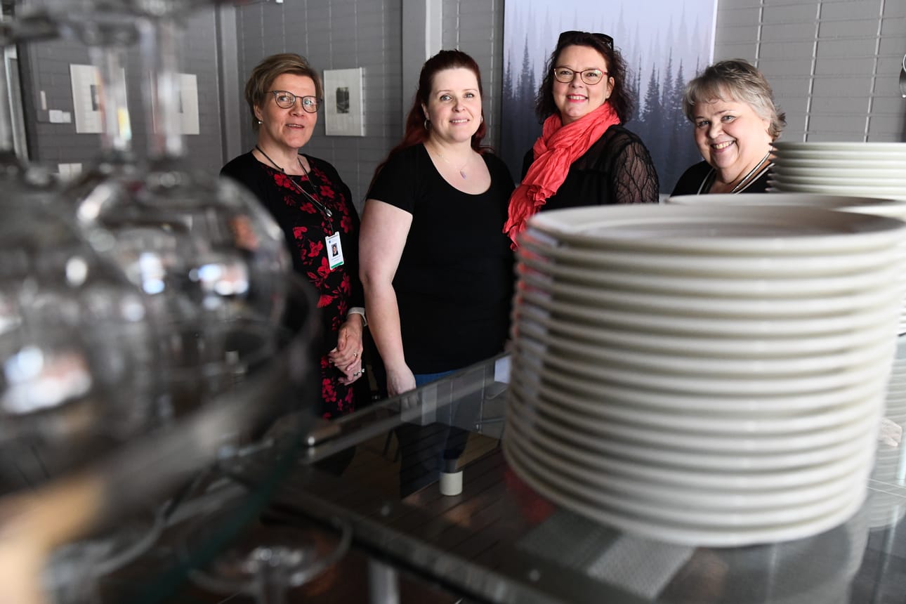 Koulutusjohtaja Anne Koski-Heikkinen (vas.), Scandic Rukahovin ravintolapäällikkö Sirpa Ronkainen ja keittiöpäällikkö Susanna Kuittinen sekä ammatillinen opettaja Leena Pokkinen ovat innoissaan alkavasta yhteistyöstä.