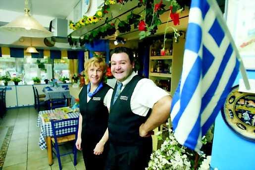 Makumuistoja. Virpi ja Andreas Andreoun mukaan kreikkalainen ravintola on otettu hyvin vastaan Oulussa. "Monet haluavat tulla verestämään Kreikan-matkansa muistoja", he myhäilevät.
