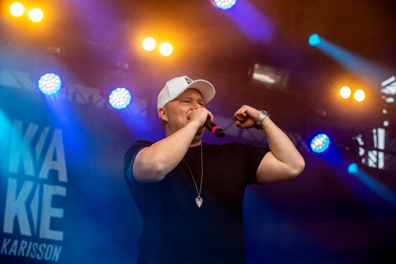Kake Karisson on räppäri ja poplaulaja, joka järjestää myös lyriikkapajoja. Ruukin kirjastolla on lauantaina kaksi lyriikkapajaa. Päivä päättyy Karissonin konserttiin.