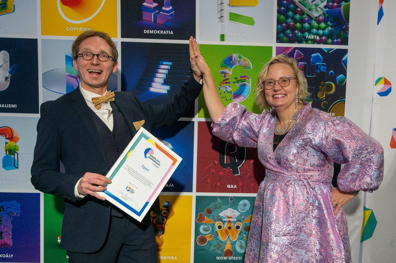 Eparin päätoimittaja Tero Hautamäki ja toimittaja Virpi Kupiainen-Ämmälä iloitsevat kaupunkilehtikilpailumenestyksestä vuonna 2024.