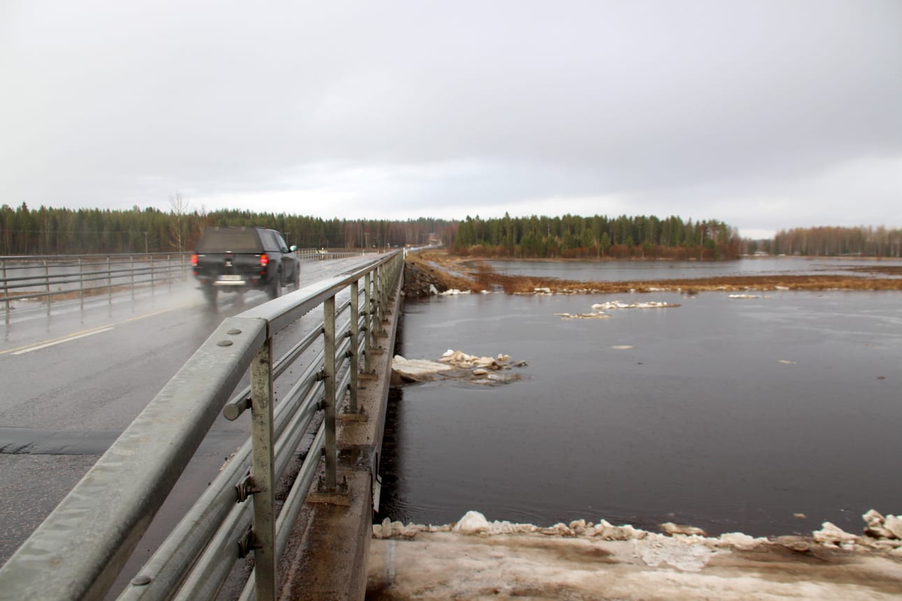 Ruokolahden tanssilavan kohdalla ollut pato purkautui itsestään keskiviikkona alkuillasta. Vettä oli uomassa runsaasti niin, että jäiden mentyä pellot olivat vielä veden vallassa.