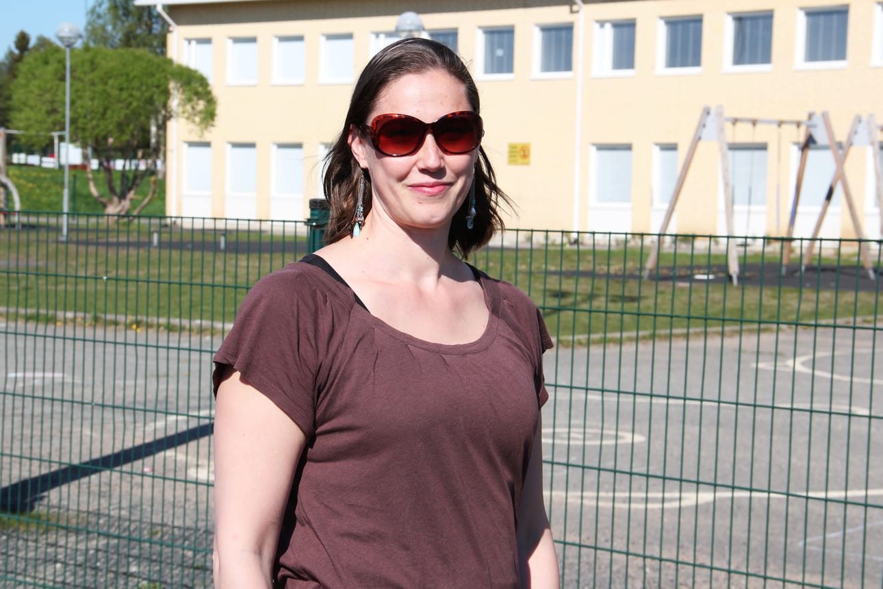 Keminmaan Kirkonmäen koulun vanhempainyhdistyksen puheenjohtaja Anna-Kaisa Isojärvi kertoo, että koululaiset suhtautuvat vanhempiaan myönteisemmin luokkien koulukeskukseen keskittämiseen.