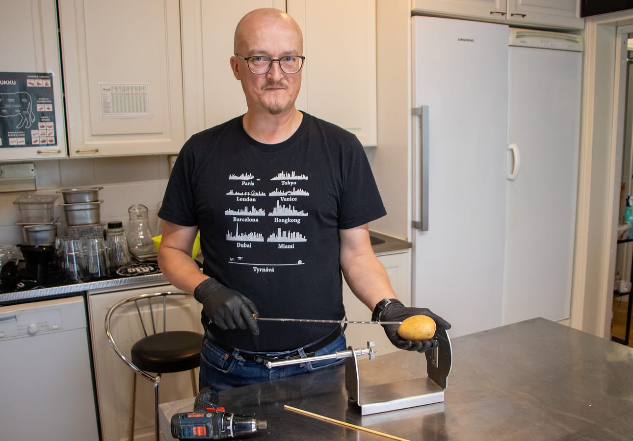 – Peruna kun taipuu moneen, niin on yritetty tehdä siitä jos jonkinlaista tuotetta, toteaa yrittäjä Mikko Kukkohovi. Yksi Kukkohovin perunatuotteista on Trombiperuna, jota Kukkohovi valmistaa Smokehouse 299 -ravintolassaan Tyrnävällä.