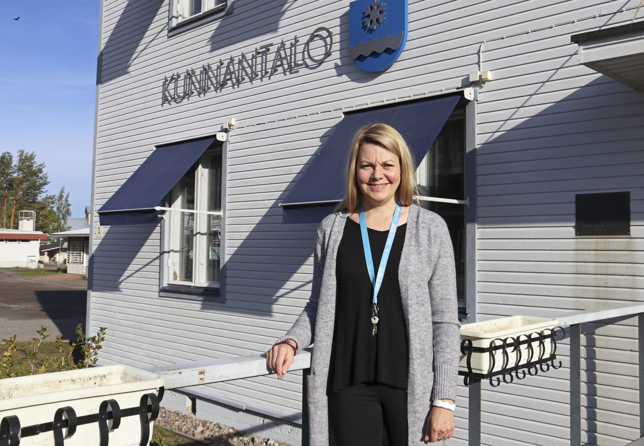Talous- ja hallintojohtajaksi astunut Virpi Kolehmainen arvostaa Lumijoen kuntaorganisaation läpinäkyvyyttä. Myös kunnantalon arkkitehtuurinen ilme saa häneltä kehuja.