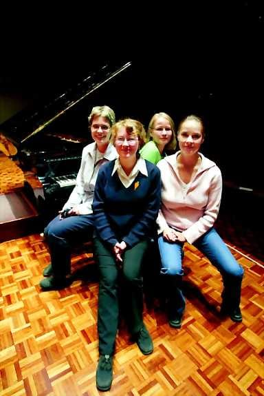 Niin että penkki tärisee. Taru Pisto ( vas.), Mirka Purho, Mari-Anne Telkki ja Piia Knihtilä esiintyvät tänä iltana Oulun Madetojan salissa kaupunginorkesterin solisteina.