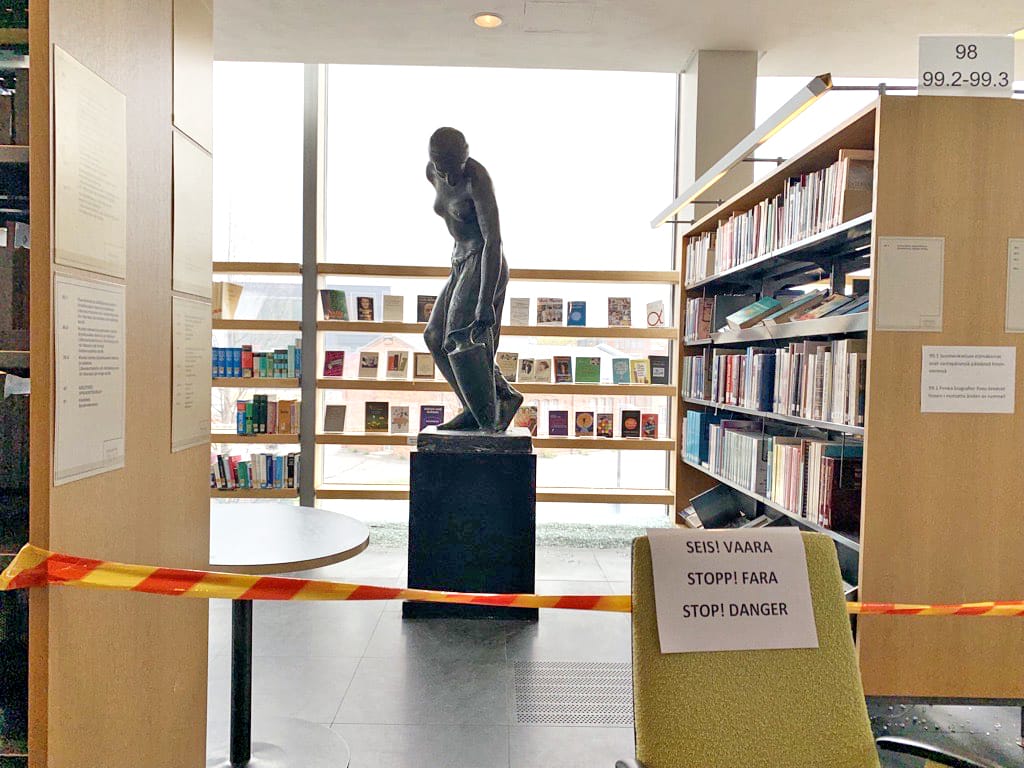 Vaasan pääkirjaston toisen kerroksen ikkuna mureni pikkuhiljaa ja tippui lopulta alas kokonaan keskiviikkona.
