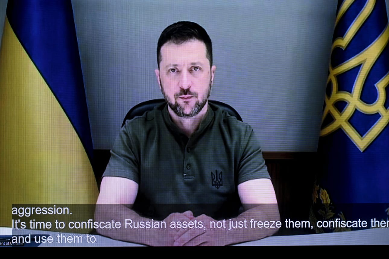 Ukrainan presidentti Volodymyr Zelenskyi sanoi videopuheessaan, että on aika takavarikoida venäläisomaisuus, ei vain jäädyttää sitä, ja käyttää varat sodan lopettamiseen. LEHTIKUVA / Mikko Stig