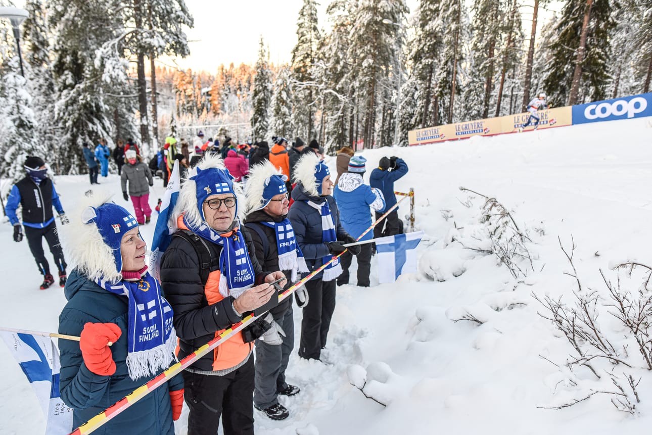Suomussalmelaiset Marja Hakala, Jukka Hakala, Asko Manninen ja Anita Manninen olivat osa Impilinnan nousun kupeeseen kerääntynyttä kannattajajoukkoa.