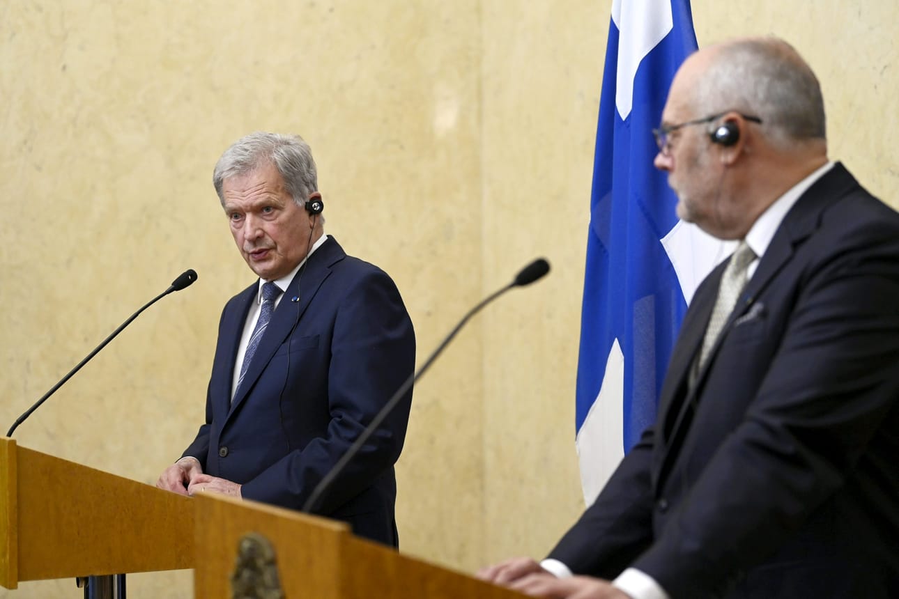 Presidentti Sauli Niinistö (vas.) keskusteli Viron presidentin Alar Karisin kanssa tänään Tallinnassa muun muassa turvallisuustilanteesta. LEHTIKUVA / Emmi Korhonen