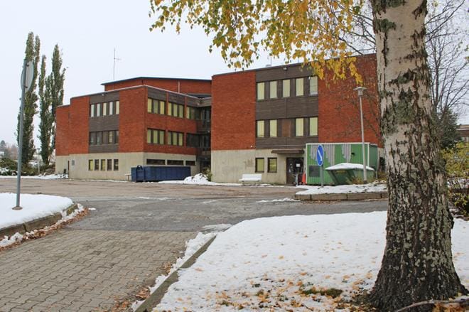 Todennäköisesti ainakin osan talvea Alavuden kaupungintalo on vielä paikoillaan. – Tarkkaa aikataulua ei ole lyöty lukkoon, ja purkaminenhan vielä kilpailutetaan, toteaa kaupunginjohtaja Liisa Heinämäki. KUVA: REIJO HEIKKILÄ