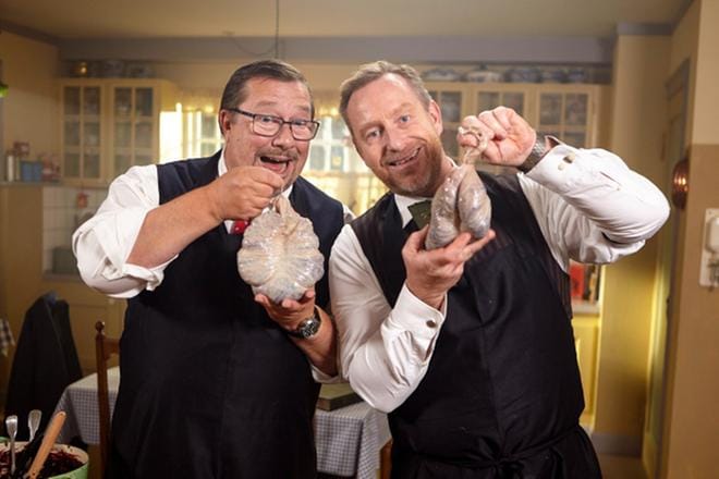 Pricen veljekset tekevät makkaraa sianverestä, ohraryyneistä ja ihrakuutioista. Kuori on peräsuoli.