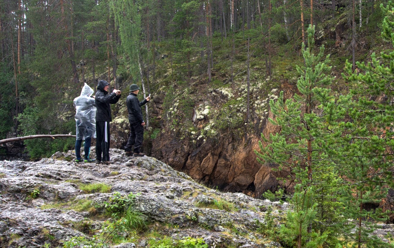 Paul Harf, Erik Van de Graaf ja Jarkko Pelli nauttivat näkemistään maisemista sateesta huolimatta.
