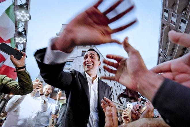 Populistisen Viiden tähden liikkeen johtaja Luigi di Maio kohtasi kannattajiaan Napolissa tiistaina. Italian presidentti Sergio Mattarella hylkäsi eurokriittisen populistihallituksen. KUVA: CIRO FUSCO