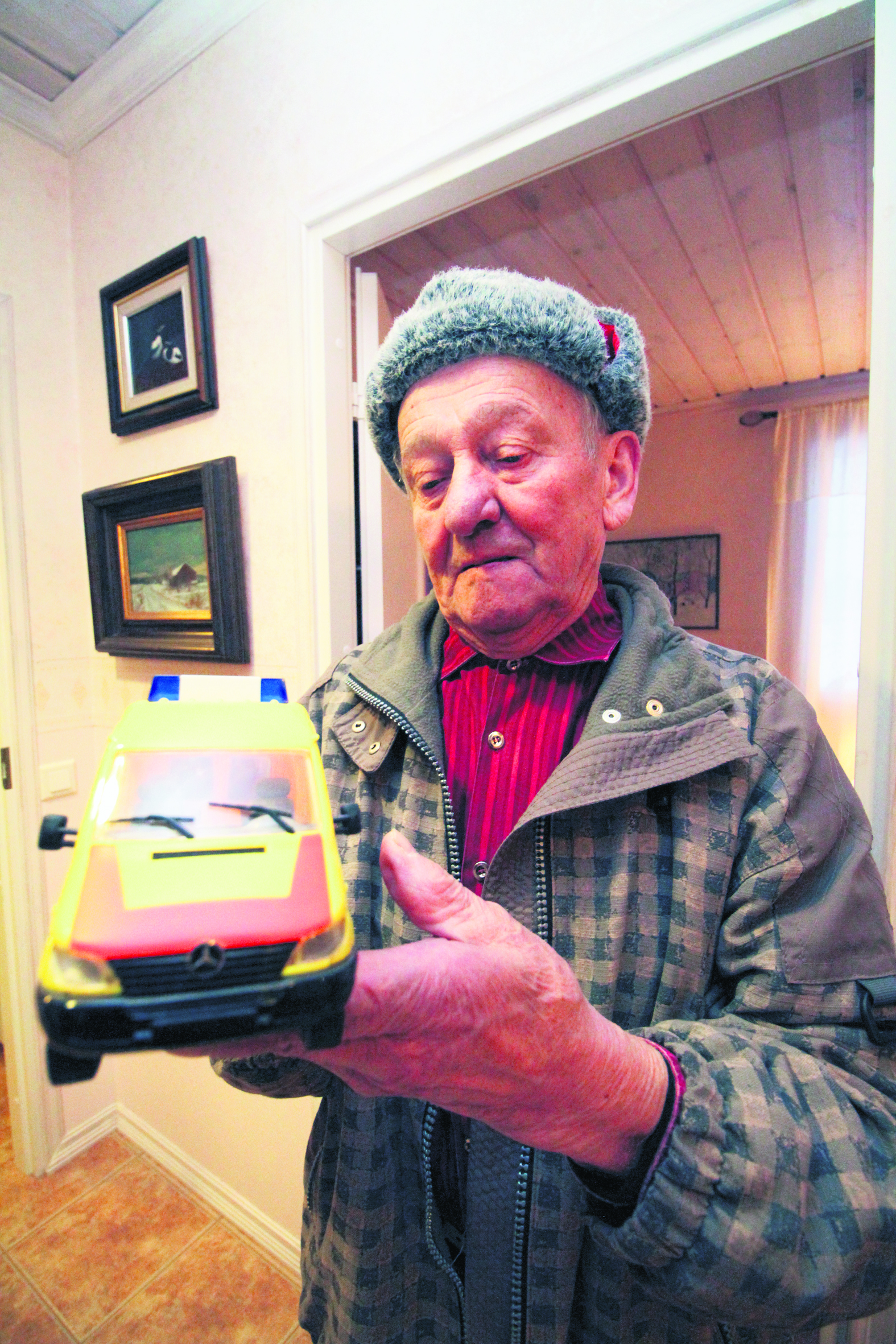 Tämän ambulanssin Heikki Anttila sai työntekijöiltään eläköityessään.