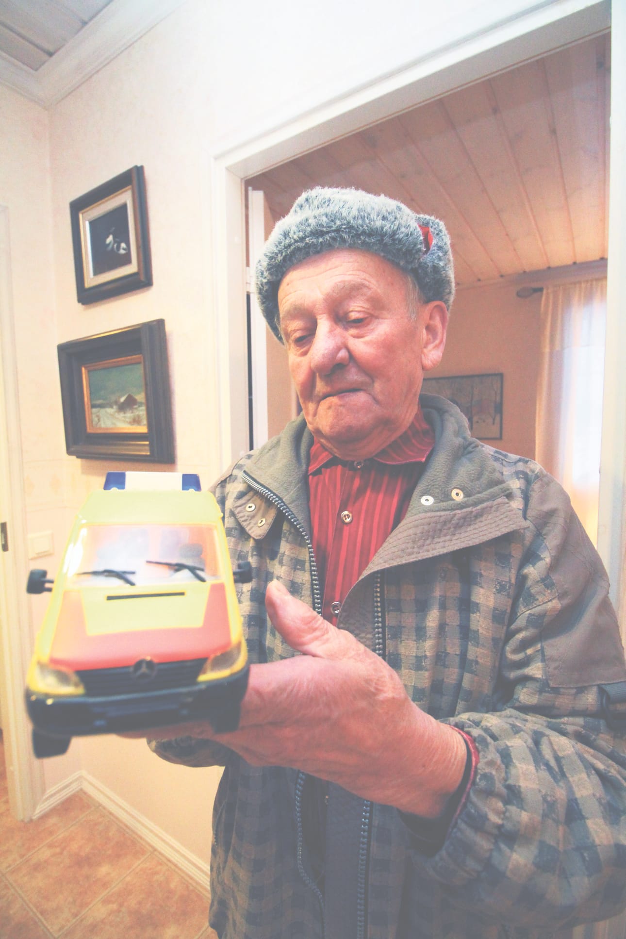 Tämän ambulanssin Heikki Anttila sai työntekijöiltään eläköityessään.