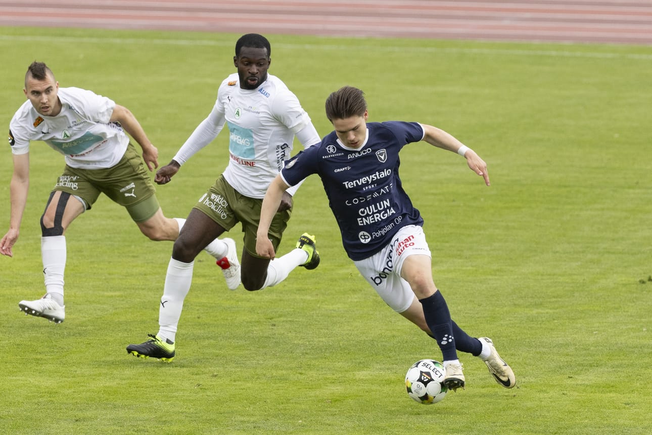 AC Oulun keskushyökkääjä Julius Körkkö vauhdissa IFK Mariehamnia vastaan.