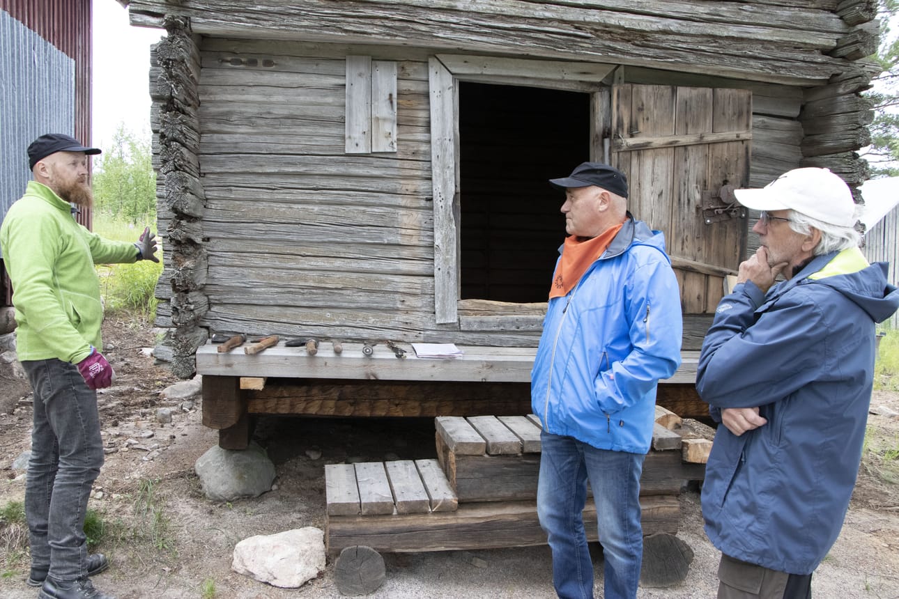 Kyläpäivien yhteydessä restauroinnin niksit taitava Sakari Hankonen kertoi puurakennusten korjaus- ja huoltotöistä viime kesänä Tavastkengällä kunnostamansa Heiskala aitan luona. Porinoilla Heiskalan tilan isäntä Eero Kurkela ja naapurista Pentti Lehtola.