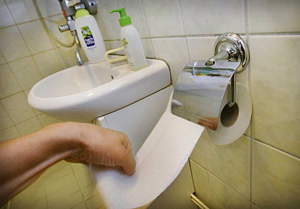 Lasten voi olla vaikea tietää, mikä hylsy kuuluu pyttyyn ja mitä ei missään tapauksessa saa laittaa viemäriin.