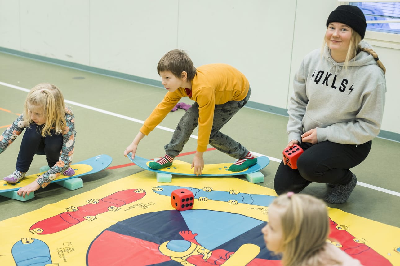 Emmi Parkkisenniemi, 8-vuotias Jesse Ikonen ja 6-vuotias Annika Tahkola harjoittelupisteellä, jossa osallistujat harjoittelivat grabeja eli otteita laudasta.