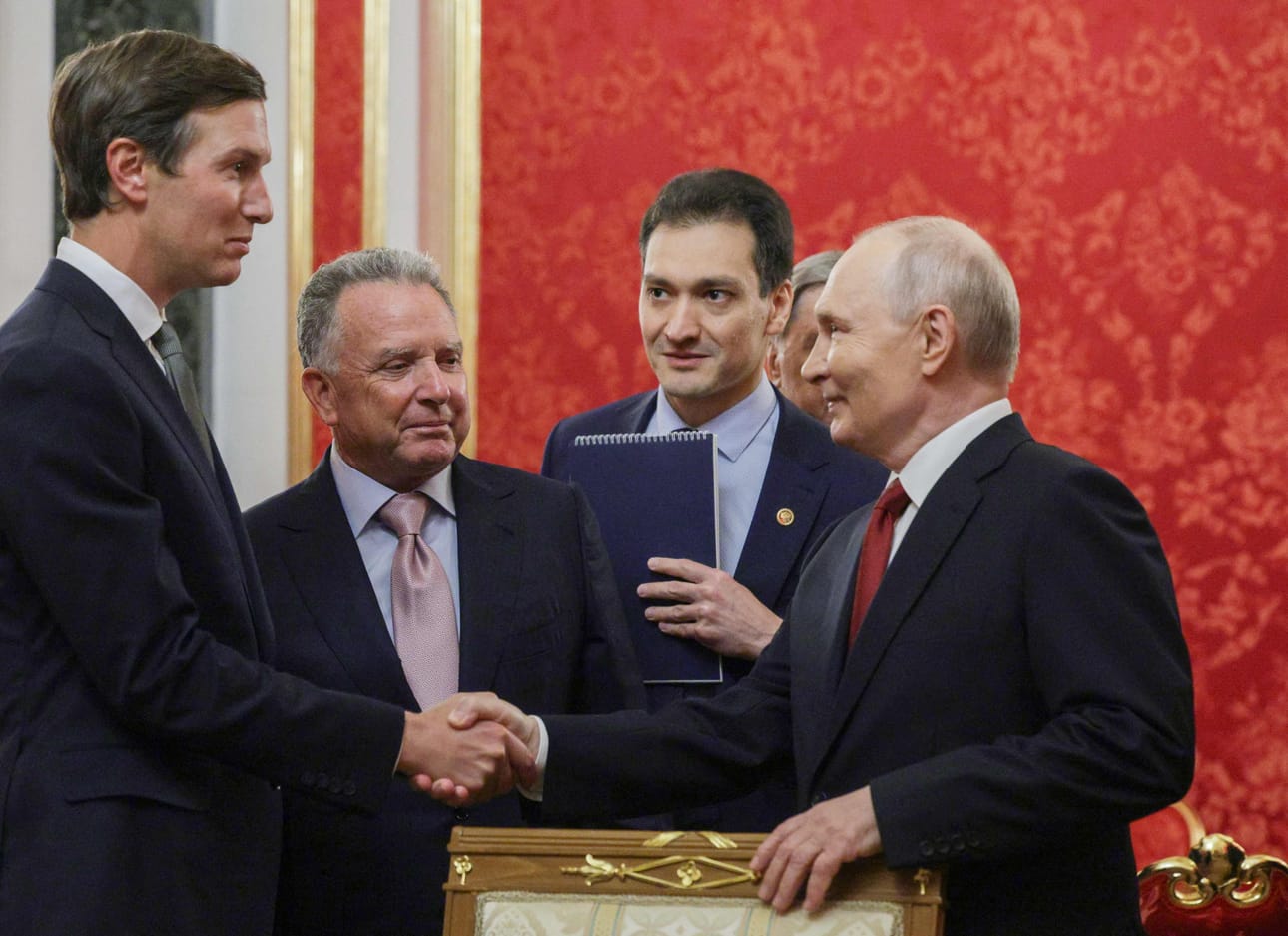 Presidentti Vladimir Putin toivotti lauantaina Moskovassa tervetulleeksi Yhdysvaltain erityislähettiläät Jared Kushnerin (vas.) ja Steve Witkoffin (toinen vas.).