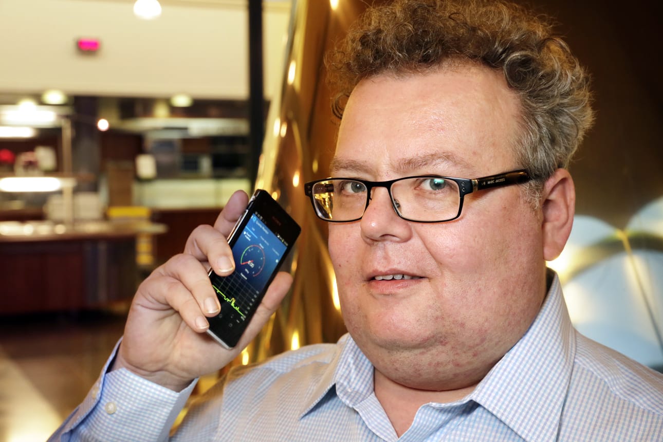 Pasi Niemen mukaan älykännykkäsäteilystä 60–80 prosenttia aiheutuu jatkuvasta datasiirrosta. Cellraidin säteilynestosovellus joutuu vielä joulun aikaan kansainväliseen testiin, jonka kuluessa koehenkilöt Kanadassa, Yhdysvalloissa ja Euroopassa raportoivat myös, missä oloissa he ovat kännykkäänsä käyttäneet.