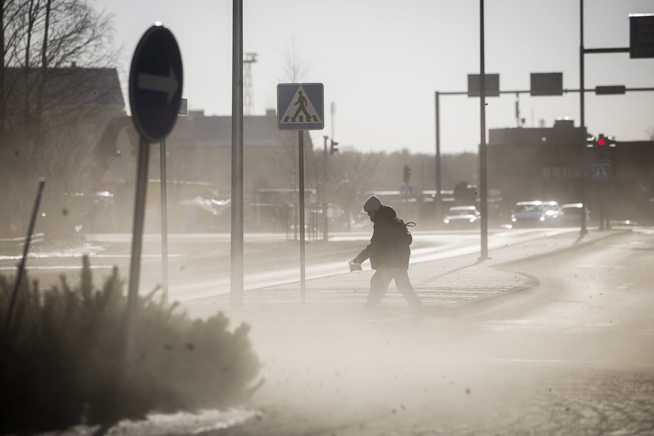 Katupölykausi alkoi Rovaniemellä noin kuukauden etuajassa. Tuulinen, kuiva sää saa hiekan pöllyämään. Katupöly voi aiheuttaa muun muassa silmien ja kurkun kutinaa myös terveille henkilöille.