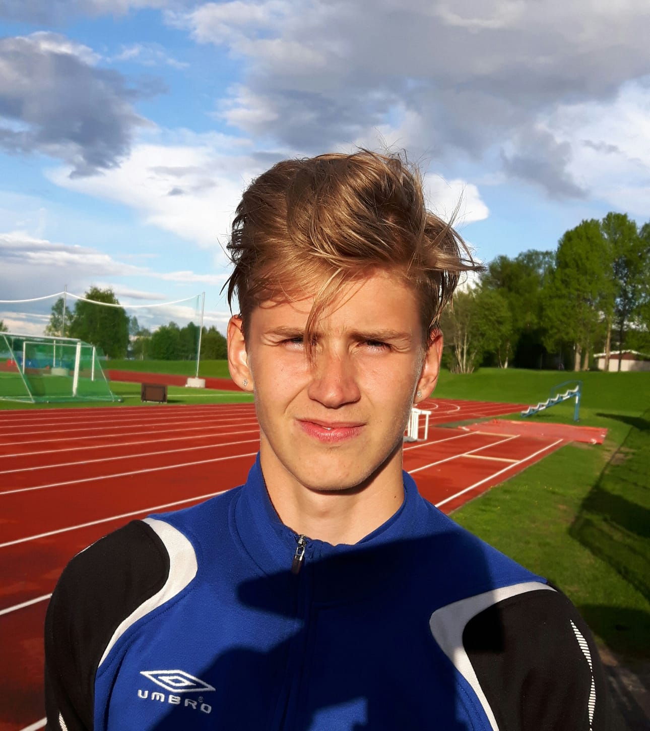 1. Tommi Kajava 2. Pelaan edustuksessa maalivahtina ja lisäksi tuomaroin junnupelejä. 3-4. Nyt on takana noin 14 vuotta jalkapalloelämää, pääasiassa pelaajajana. Aloitin 5-vuotiaana jalkapallokoulussa. Tuomarointeja olen hoidellut kolme vuotta. 5. Tämä on ihan mukavaa toimintaa, jossa pääsee nollaamaan muut ajatukset.