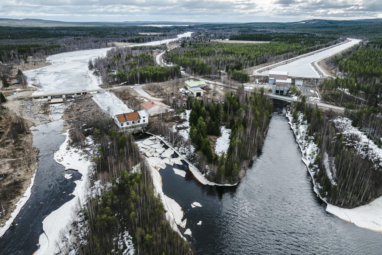 Downing uudistaa lähivuosien aikana oikealla kuvassa näkyvän Portimokosken vesivoimalaitoksen. Vasemmalla kuvassa on vuonna 2024 rakennettu Haapakosken kalatie ja keskellä käytöstä poistettu Haapakosken vesivoimalaitos.