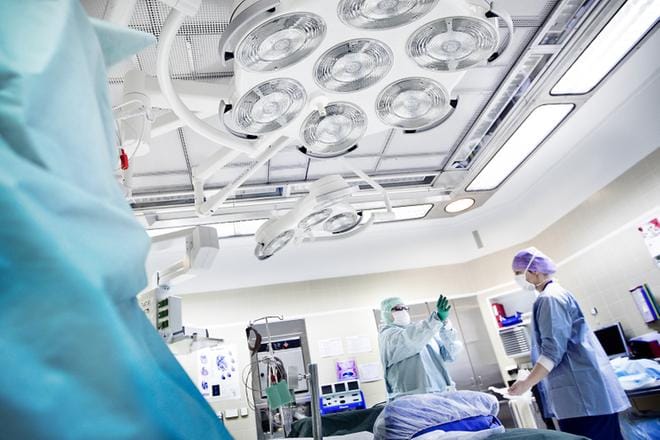 Vaasan keskussairaala uhkaa menettää eturauhassyöpien ja munuaissyöpien leikkaukset Turkuun. Urologian poliklinikan ylilääkärin mielestä poliitikot saisivat antaa alan ammattilaisten päättää leikkausjärjestelyistä. ARKISTOKUVA: JAAKKO ELENIUS