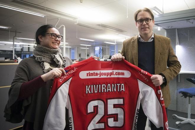 Teija Markus voitti Joel Kivirannan ottelussa käyttämän pelipaidan. Susanna Pajakko ja Toni Viljanmaa arpoivat päävoiton. KUVA: JARNO PELLINEN