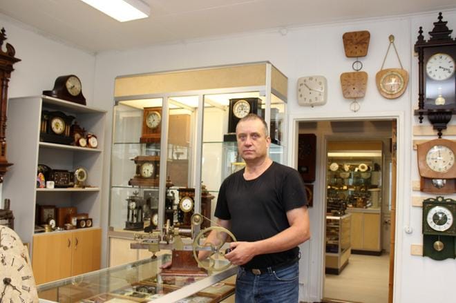 Karijokelainen Seppo Tienhaara avasi kelloseppämuseon kotikuntaansa. KUVA: LOTTA KALLIO