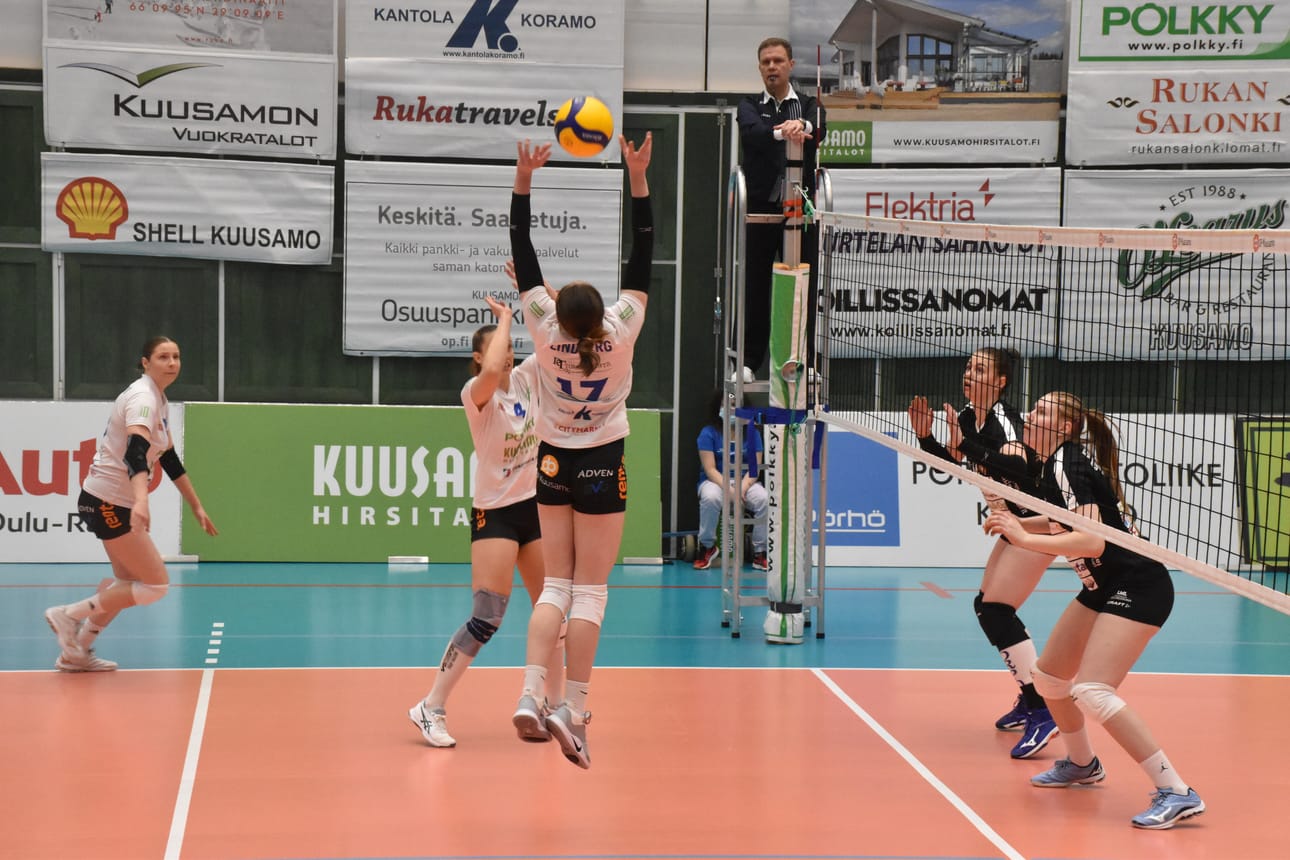 Pölkky Kuusamo voitti Oriveden Ponnistuksen ensimmäisessä puolivälieräkohtaamisessa 3-2 ja on nyt voiton päässä välieräpaikasta. Kuva on joukkueiden kauden viimeisestä keskinäisestä runkosarjakohtaamisesta, joka pelattiin Kuusamossa kaksi viikkoa sitten.