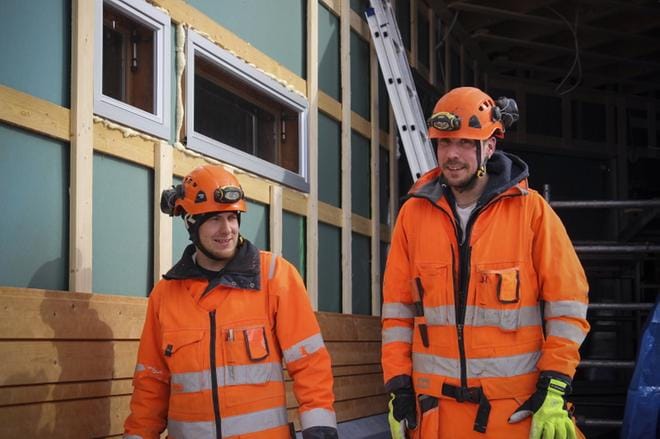 Vajaan 400 neliön laajennusta urakoivalla Mäenpään Rakennus Oy:llä on ollut kohteessa töissä kahdesta neljään rakennusmiestä. Maanantaina Raippaluodossa ahkeroivat Tobias Skog ja Simon Sjödahl.