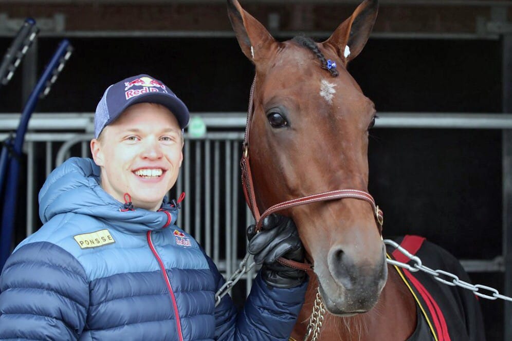 Iivo Niskanen liittyy perjantaina Toni Niemisen, Sini Pöyryn, Antti Pihlströmin, Pauli Nevalan, Janne Korven ynnä muiden huippu-urheilijoiden joukkoon, jotka ovat löytäneet kakkoslajinsa raviohjastamisesta. Kuvassa Niskanen poseeraamassa osaomistamansa menestyshevosen Victory Bonsain vierellä.