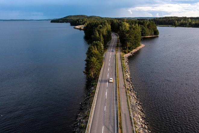 Hautamäen mukaan rallin reitti tarjoili kauden upeimmat maisemat. Autokunta ylitti siirtymällä mm. Pulkkilanharjun.